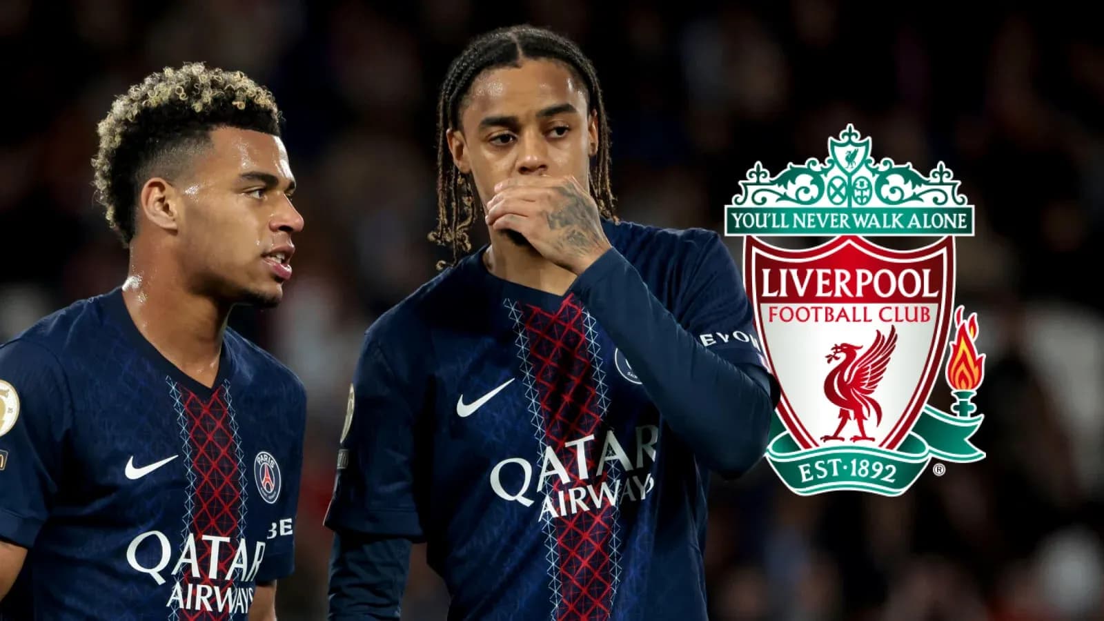 Ikki futbolchi o'yin davomida muhokama qilmoqda Ikki futbolchi o'yin davomida muhokama qilmoqda