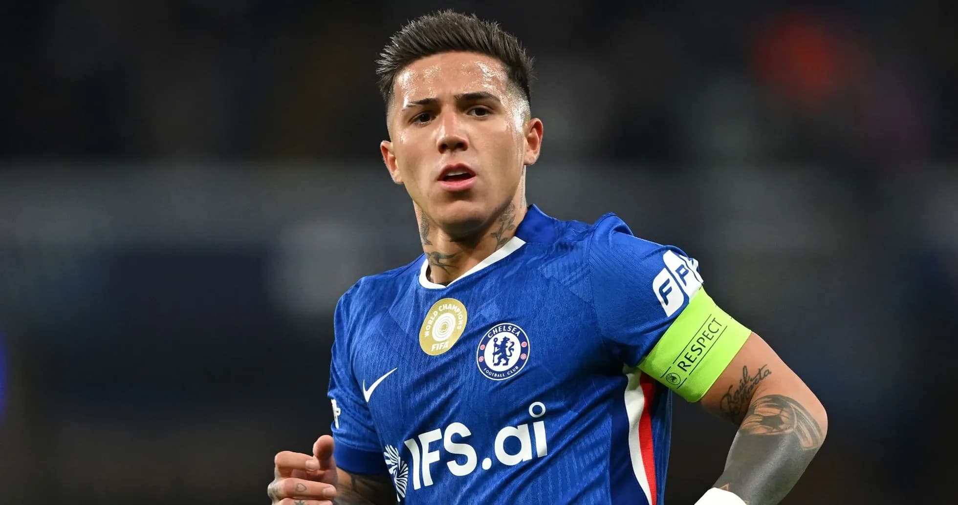 Futbolchi Chelsea formasida maydonda harakatda Futbolchi Chelsea formasida maydonda harakatda