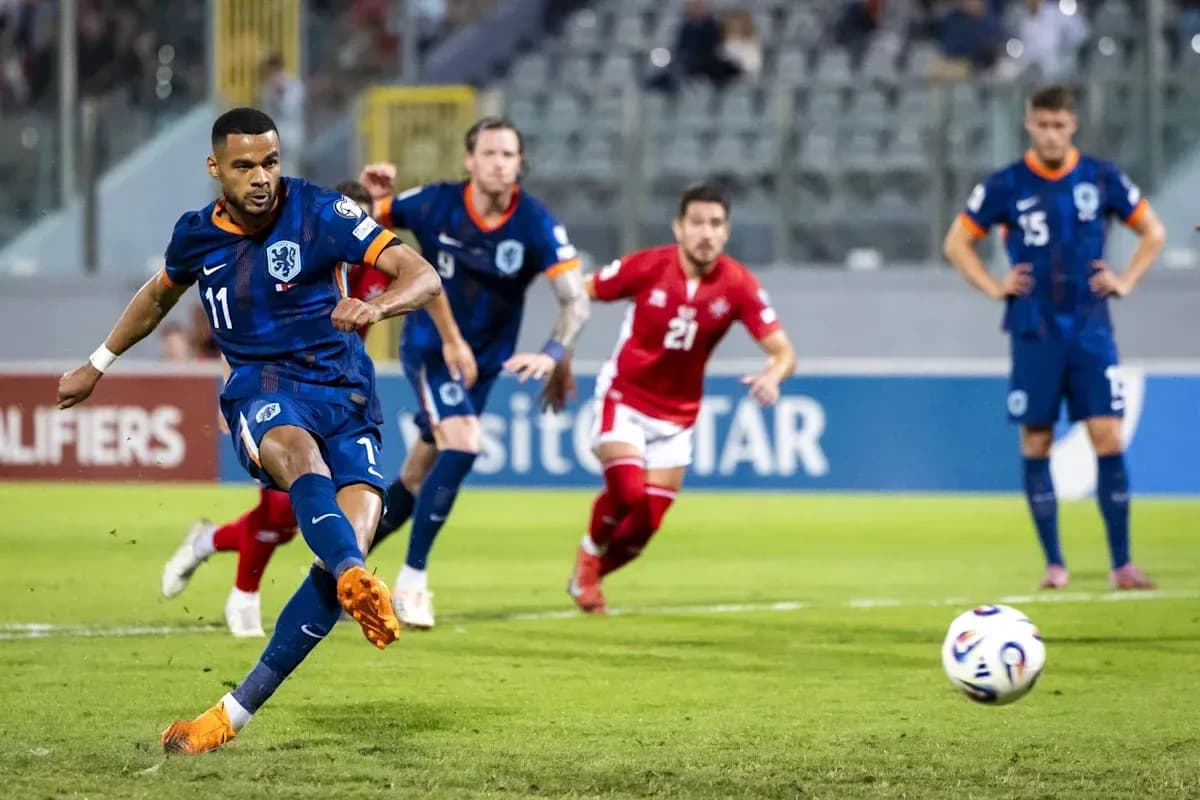 Futbolchilar penalti zarbasini bajarish jarayonida Futbolchilar penalti zarbasini bajarish jarayonida