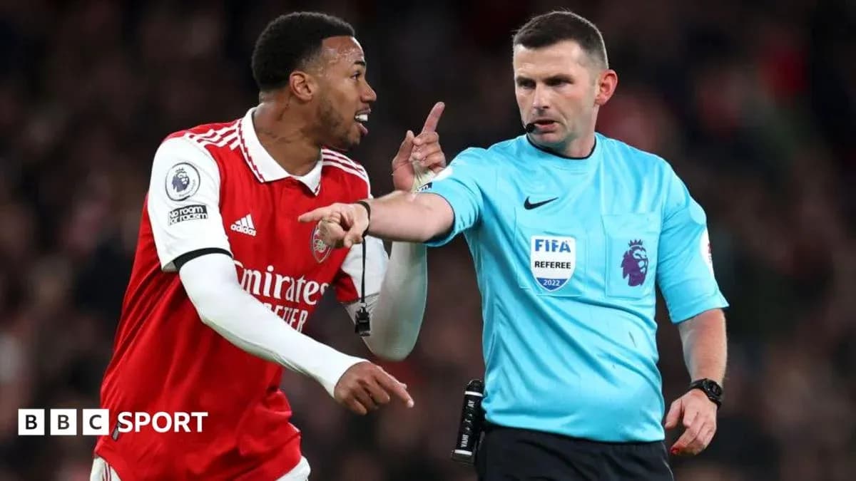 Futbolchi hakam bilan munozara qilmoqda Futbolchi hakam bilan munozara qilmoqda