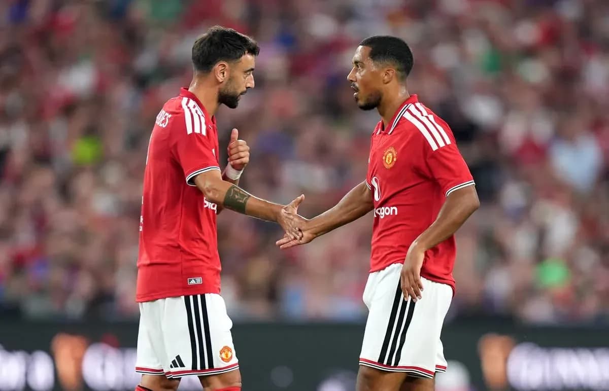 Bruno Fernandes and teammate discussing during match Bruno Fernandes and teammate discussing during match
