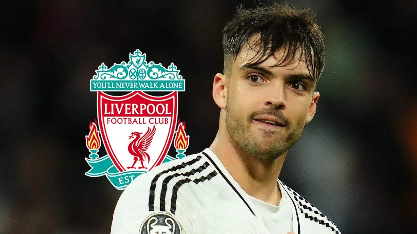 Futbolchi Liverpool emblemasi bilan maydonda Futbolchi Liverpool emblemasi bilan maydonda