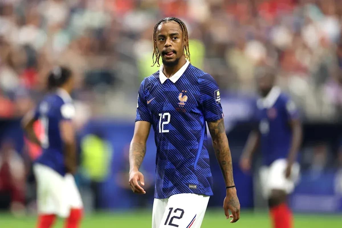 Fransiya futbolchisi maydonda yurib bormoqda Fransiya futbolchisi maydonda yurib bormoqda