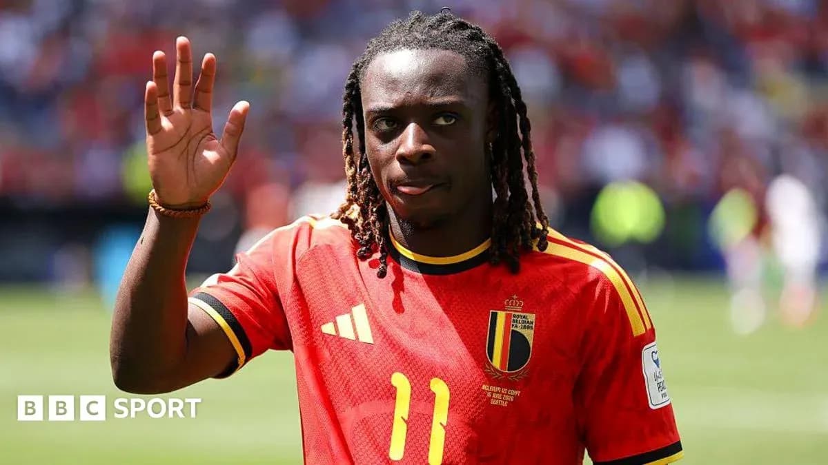 Futbolchi Belgiya terma jamoasi formasida qo'l silkitmoqda Futbolchi Belgiya terma jamoasi formasida qo'l silkitmoqda