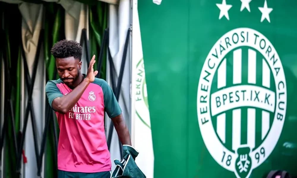 Futbolchi Ferencvárosi klub logosi oldida chiqmoqda Futbolchi Ferencvárosi klub logosi oldida chiqmoqda