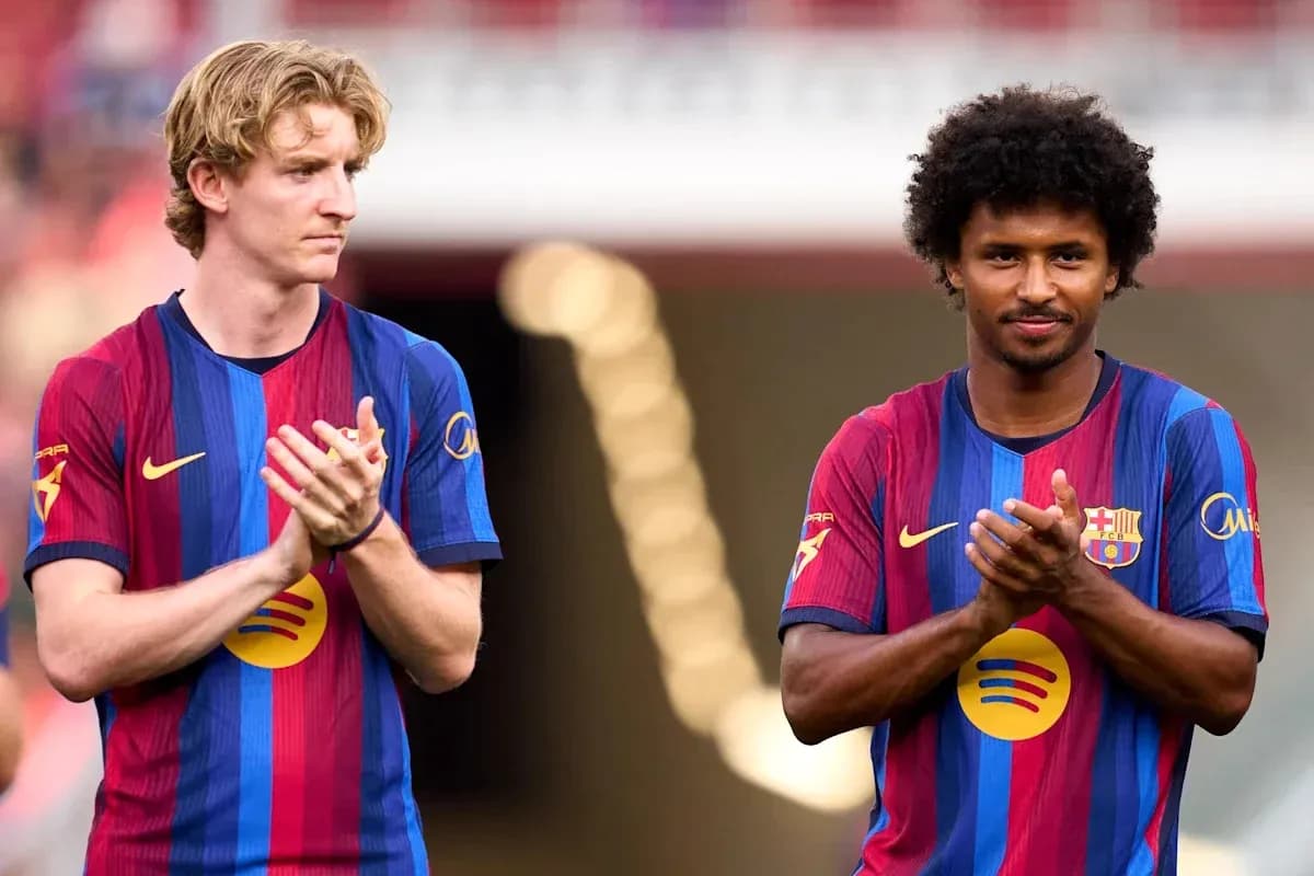 Ikkita futbolchi Barcelona formasida qo'l qovushtirib turibdi Ikkita futbolchi Barcelona formasida qo'l qovushtirib turibdi