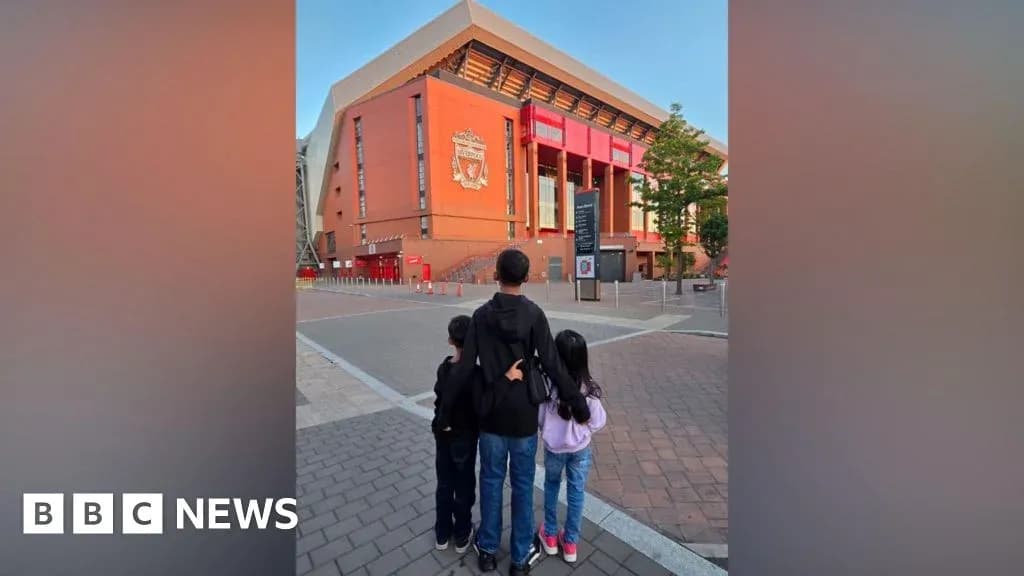 Bolalar Anfield stadioniga qarab turishmoqda Bolalar Anfield stadioniga qarab turishmoqda