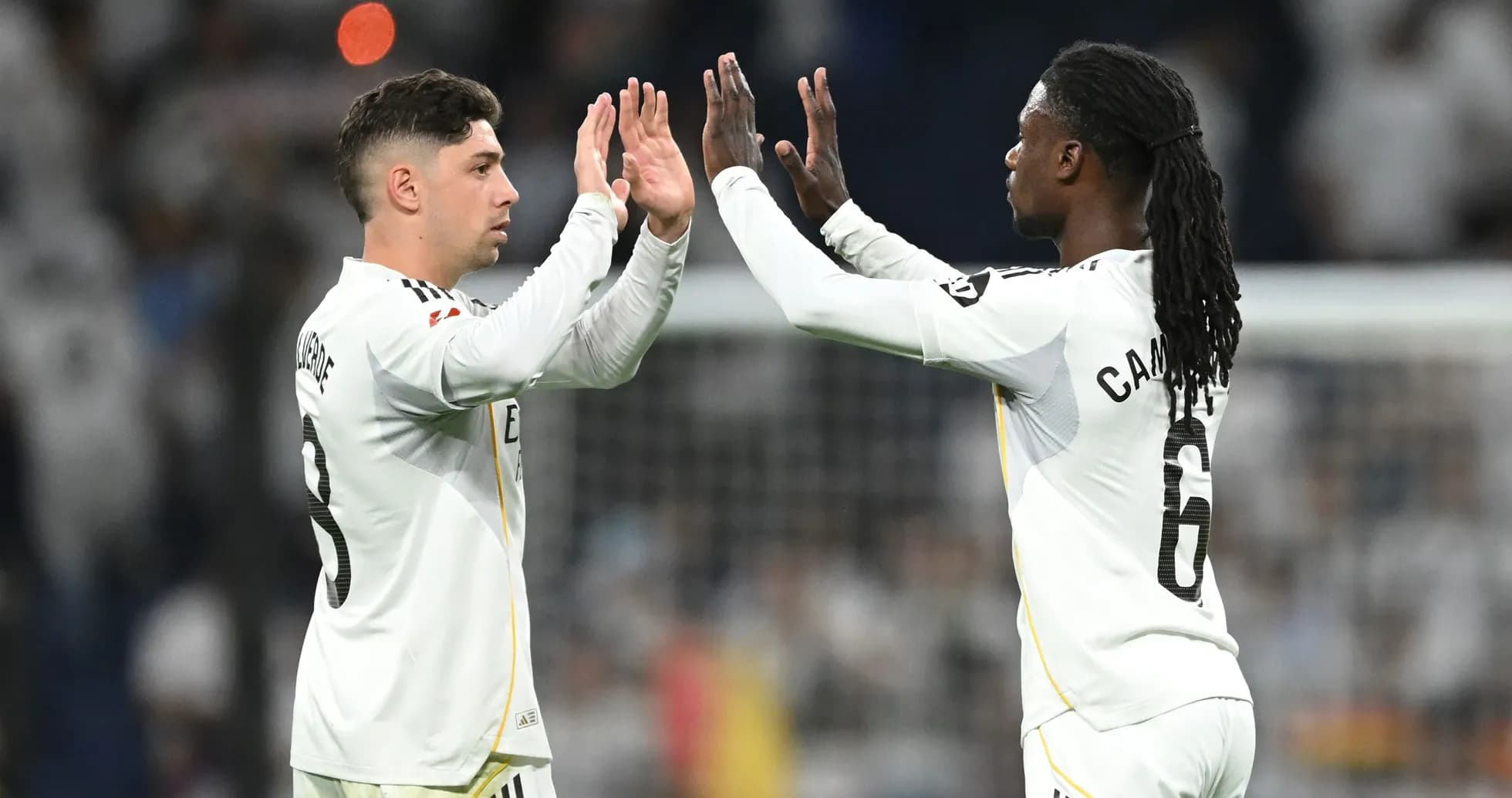 Ikkita futbolchi o'zaro qo'l berishmoqda Ikkita futbolchi o'zaro qo'l berishmoqda