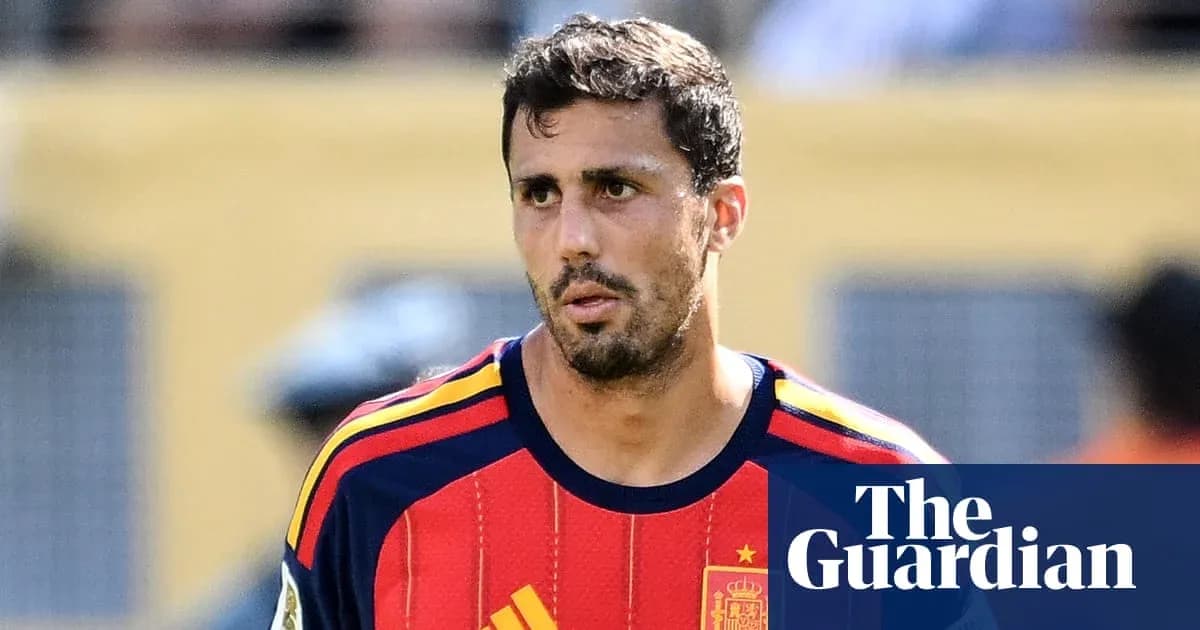 Futbolchi Ispaniya formasi kiygan o'yinchi maydonda Futbolchi Ispaniya formasi kiygan o'yinchi maydonda