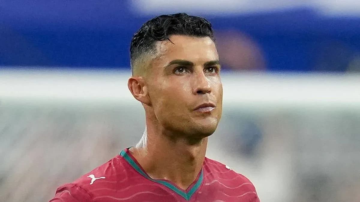 Futbolchi o'yin davomida maydonga qarab turibdi Futbolchi o'yin davomida maydonga qarab turibdi