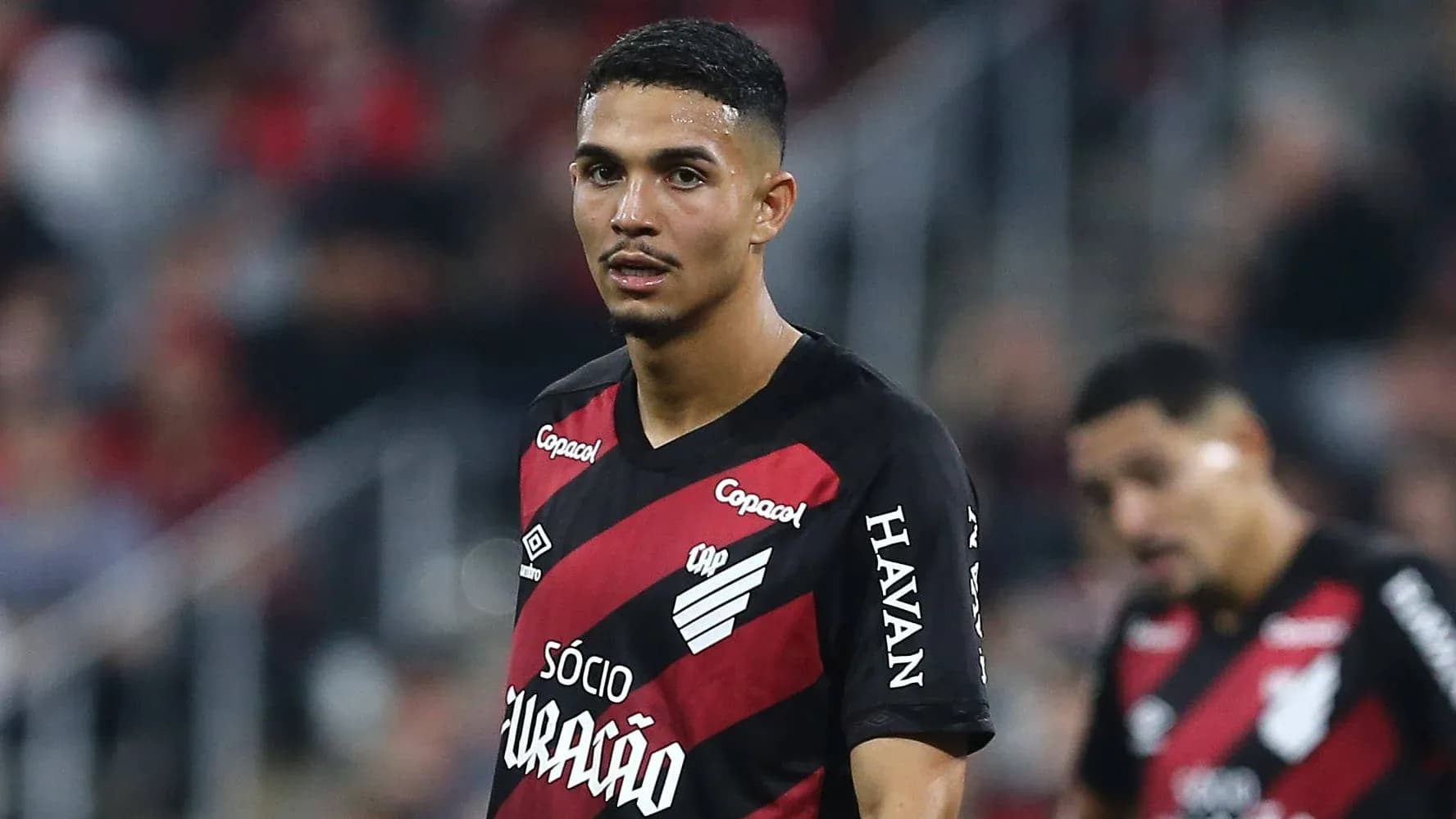 Futbolchi o'yinchi maydonda harakatda Futbolchi o'yinchi maydonda harakatda