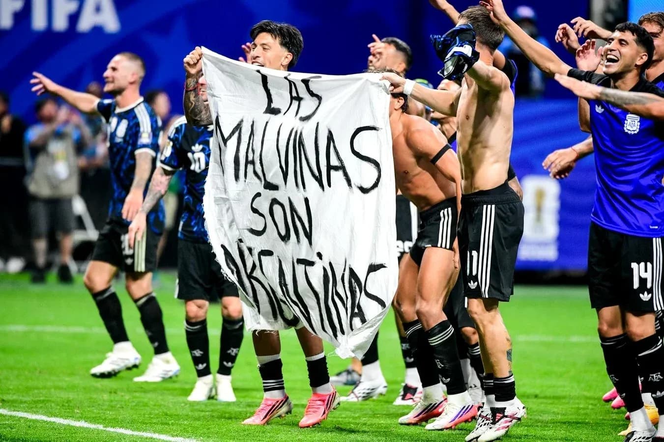 Futbolchilar bayroq ko'tarib, g'alaba qutlayapti Futbolchilar bayroq ko'tarib, g'alaba qutlayapti