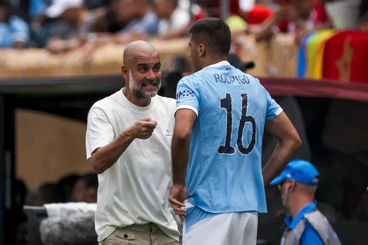 Trener futbolchi bilan strategiya muhokama qilmoqda Trener futbolchi bilan strategiya muhokama qilmoqda