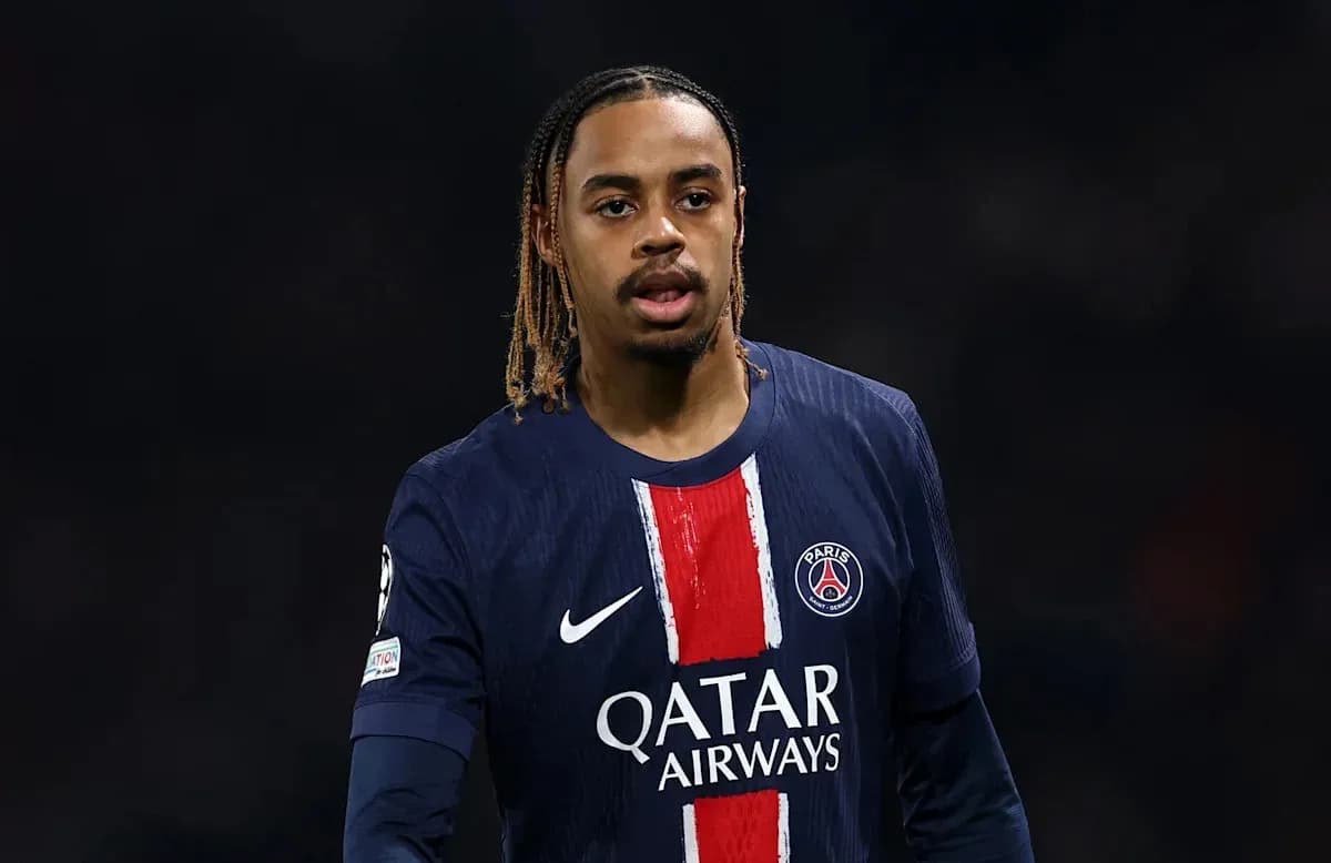 Futbolchi PSG formasida maydonda yurmoqda Futbolchi PSG formasida maydonda yurmoqda