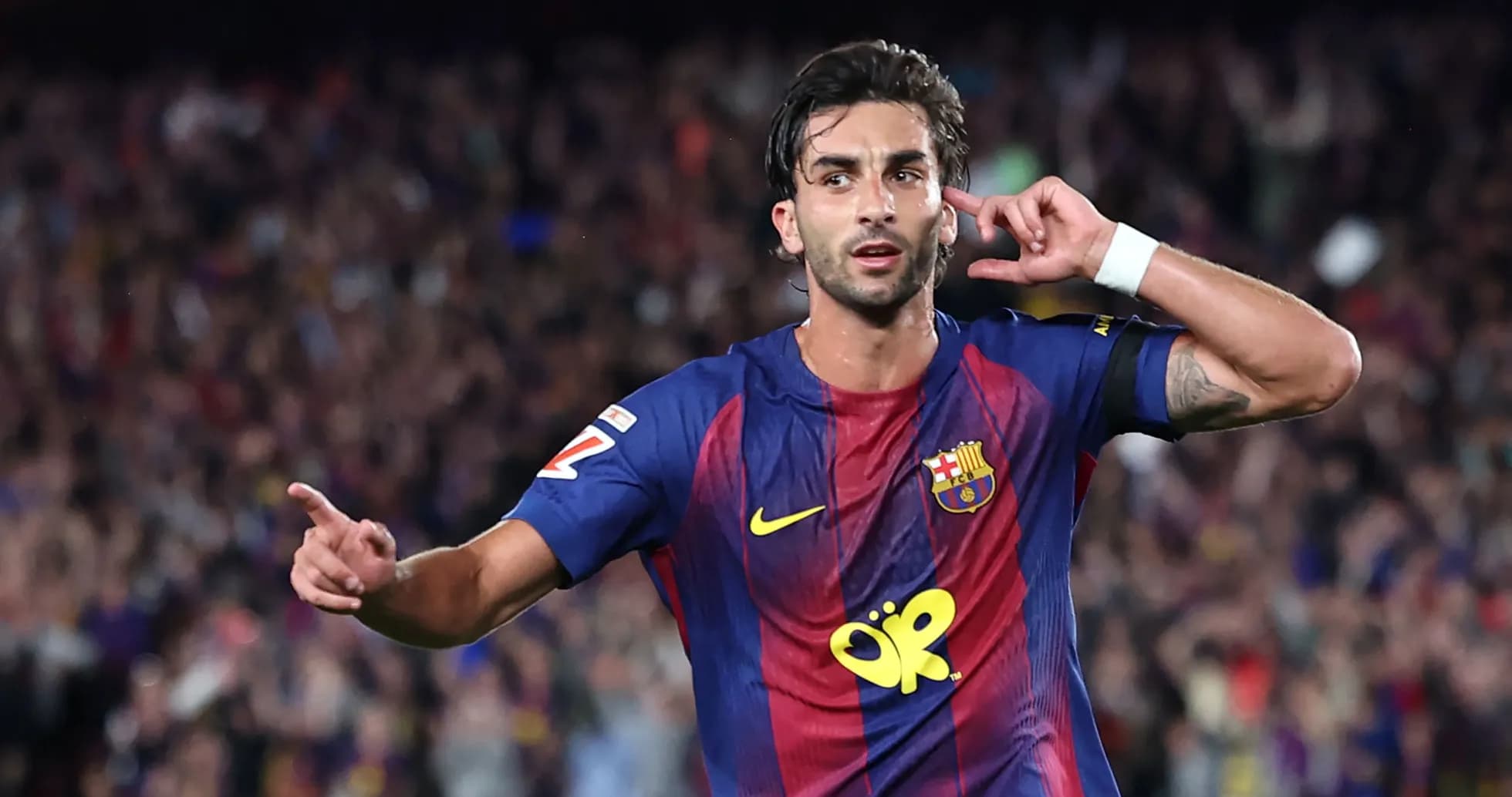 Futbolchi gol urganidan so'ng tomoshabinlarga ishora qilmoqda Futbolchi gol urganidan so'ng tomoshabinlarga ishora qilmoqda