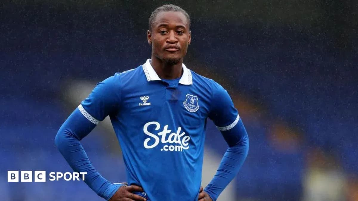Futbolchi Everton futbol formasida maydonda turibdi Futbolchi Everton futbol formasida maydonda turibdi