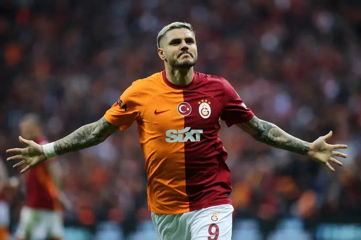 Futbolchi Galatasaray formasida goli nishonlayapti Futbolchi Galatasaray formasida goli nishonlayapti
