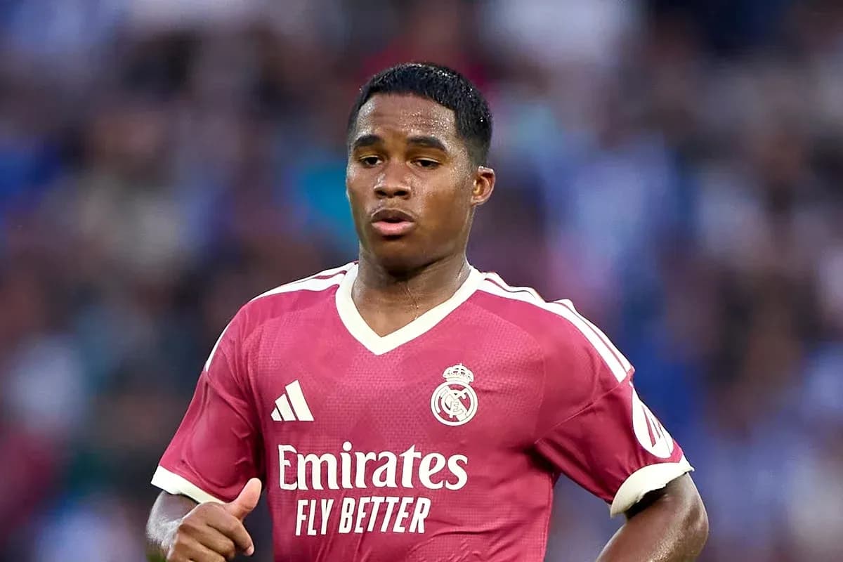 Futbolchi Real Madrid formasida maydonda harakatda Futbolchi Real Madrid formasida maydonda harakatda