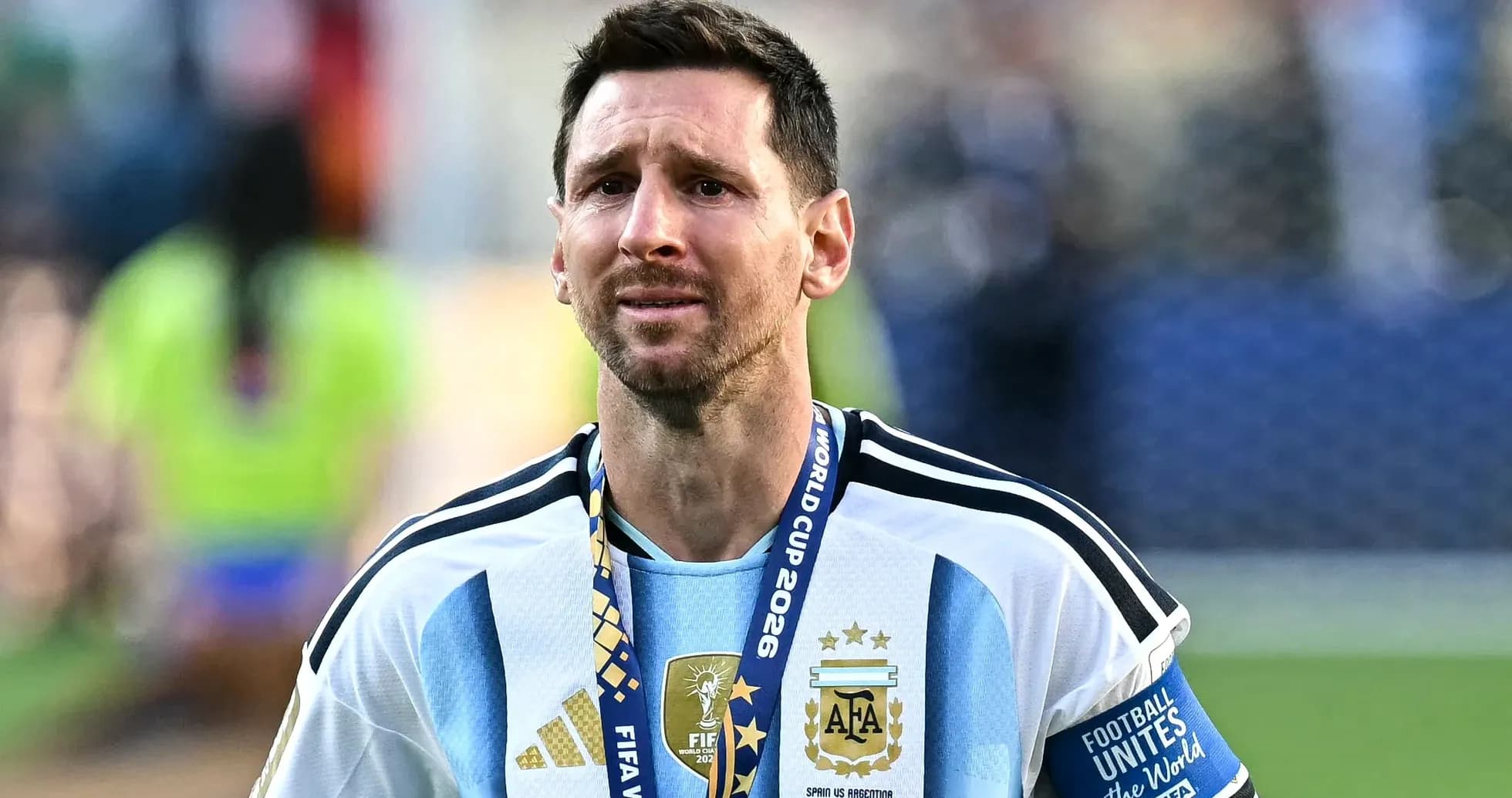 Futbolchi medal taqsimotidan keyin maydonda Futbolchi medal taqsimotidan keyin maydonda