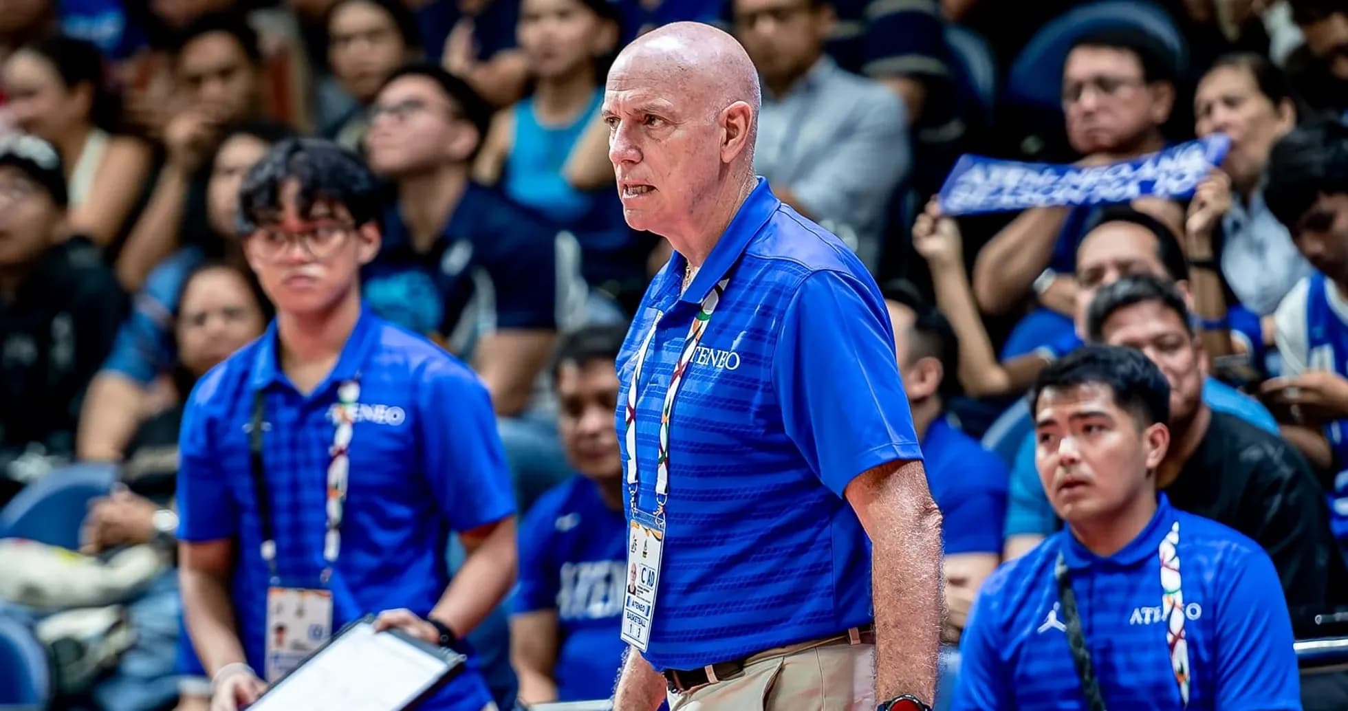 Basketchi murabbiyi o'yin davomida jamoaga ko'rsatma berayotgan Basketchi murabbiyi o'yin davomida jamoaga ko'rsatma berayotgan