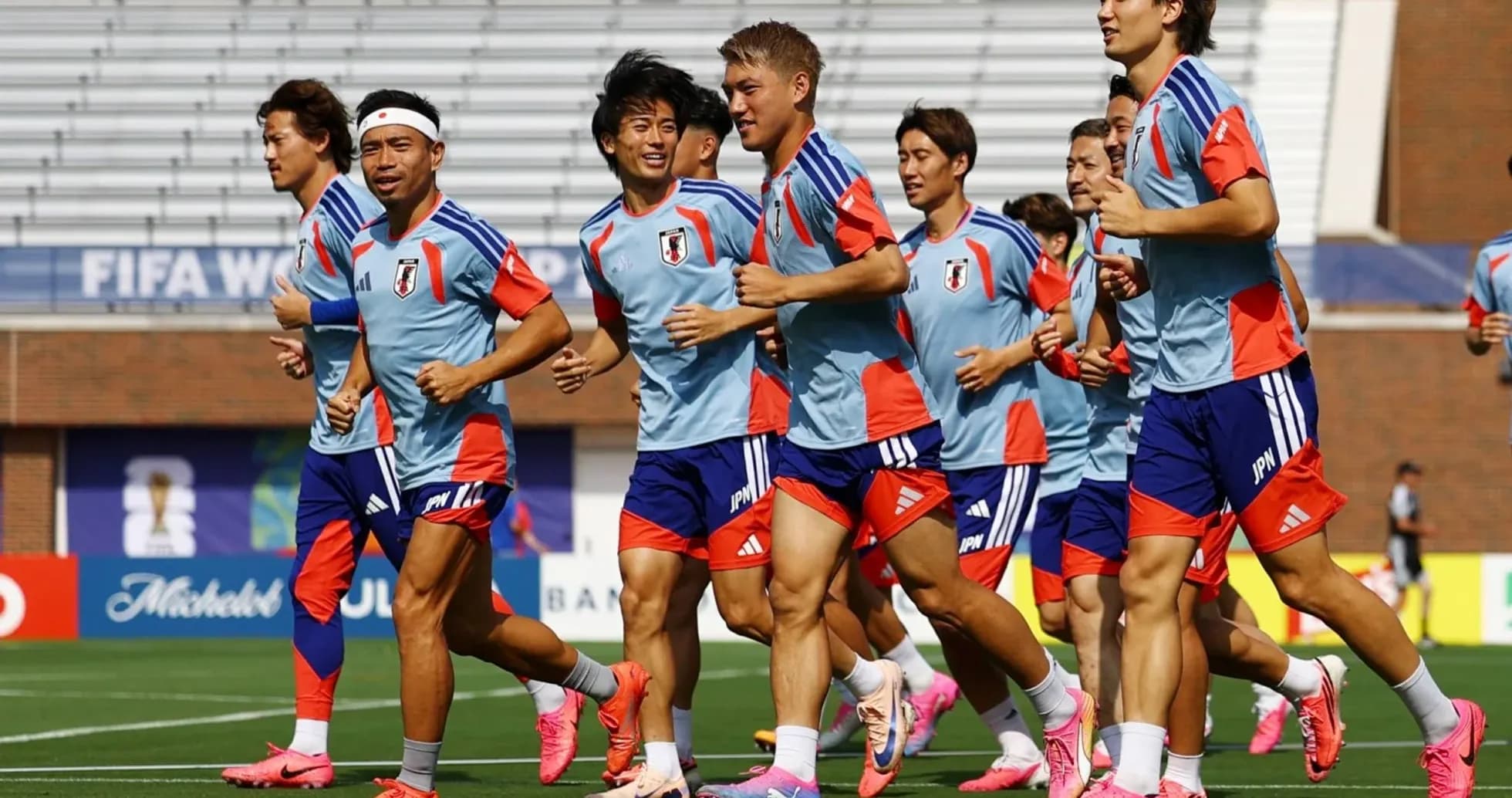 Yaponiya futbolchilari mashg'ulotda yugurmoqda Yaponiya futbolchilari mashg'ulotda yugurmoqda