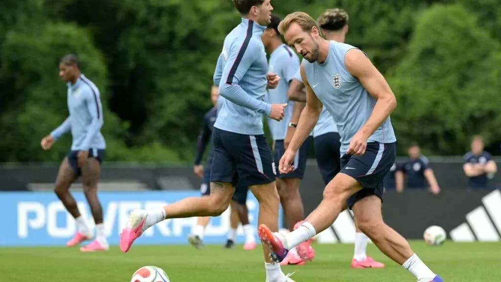Futbolchilar mashg'ulotda harakatlanmoqda Futbolchilar mashg'ulotda harakatlanmoqda
