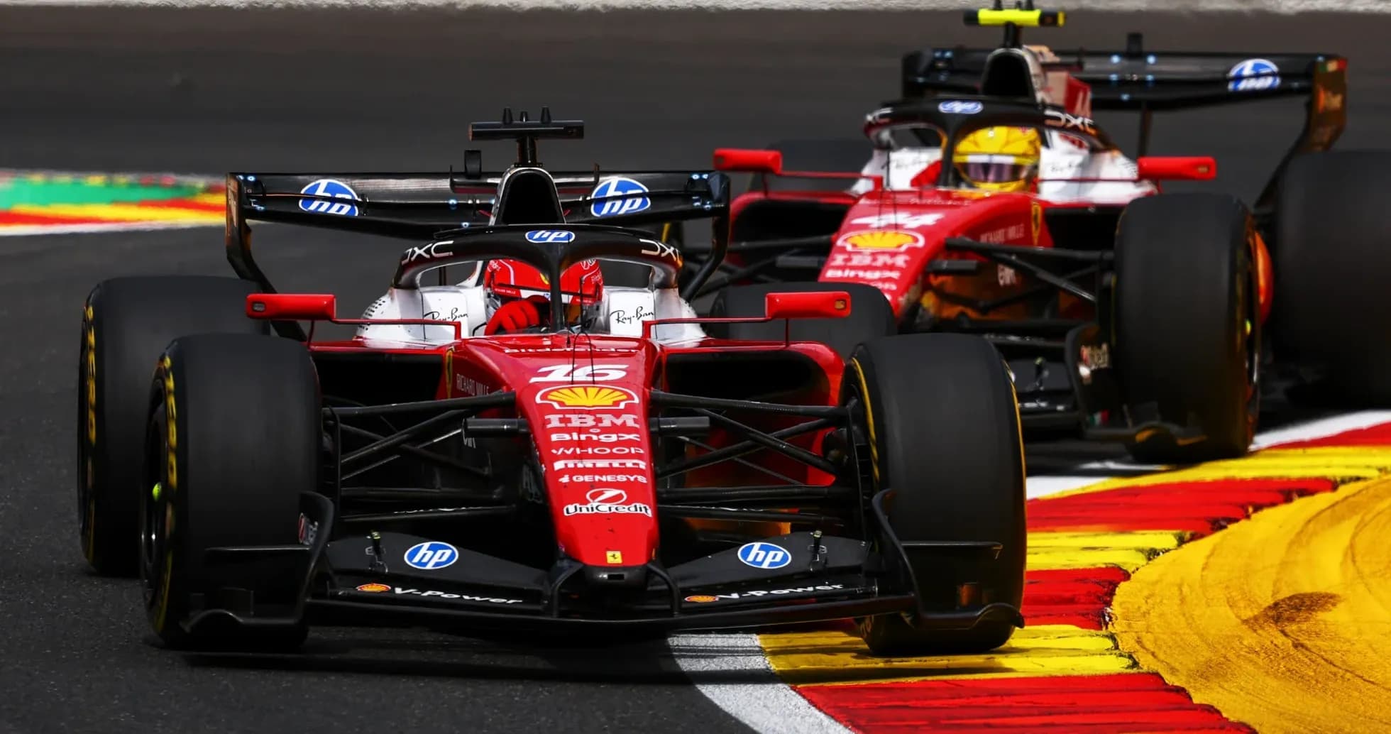 Ikki Ferrari mashinasi poyga yo'lida bir-biriga yaqin Ikki Ferrari mashinasi poyga yo'lida bir-biriga yaqin