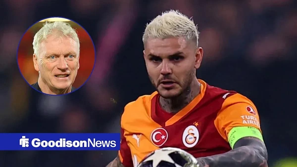 Futbolchi Galatasaray formasi bilan to'pni olib bormoqda Futbolchi Galatasaray formasi bilan to'pni olib bormoqda
