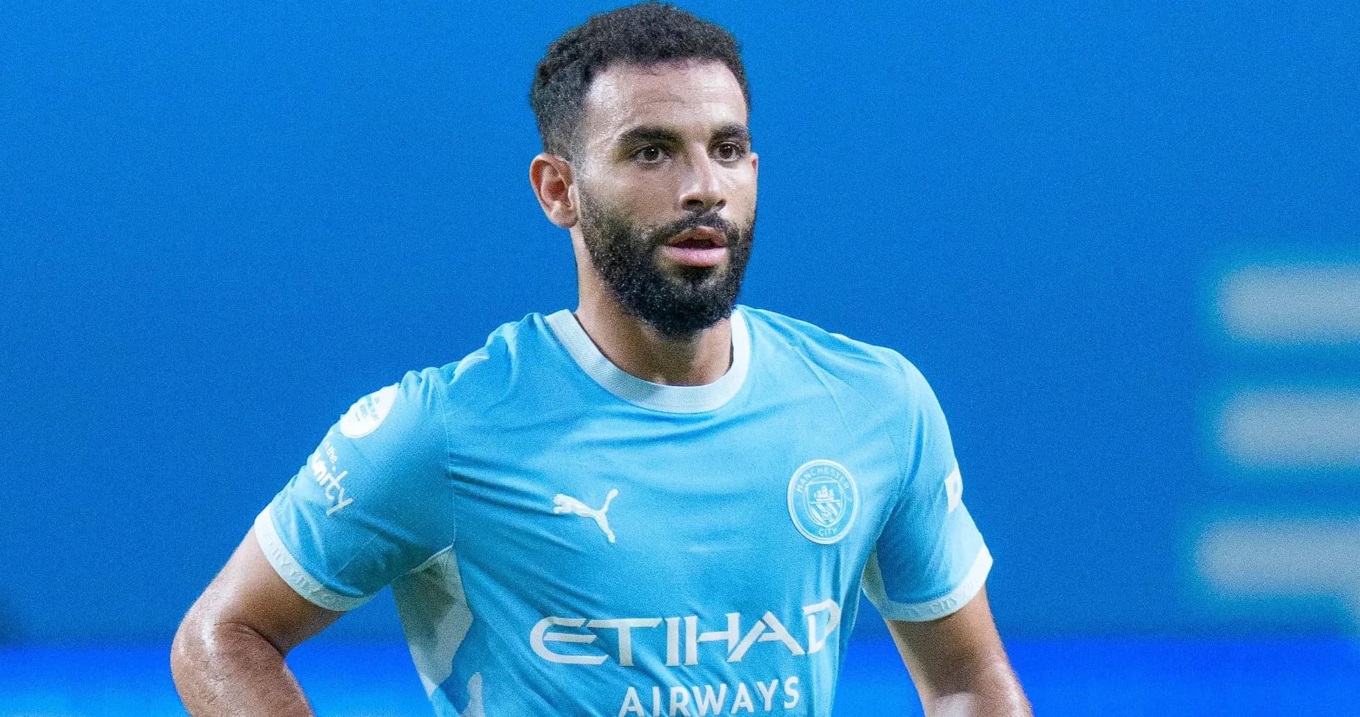 Futbolchi Manchester City formasida sahnada Futbolchi Manchester City formasida sahnada
