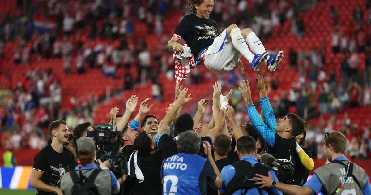 Futbolchilar g'alaba bilan o'zlarini ko'tarishmoqda Futbolchilar g'alaba bilan o'zlarini ko'tarishmoqda