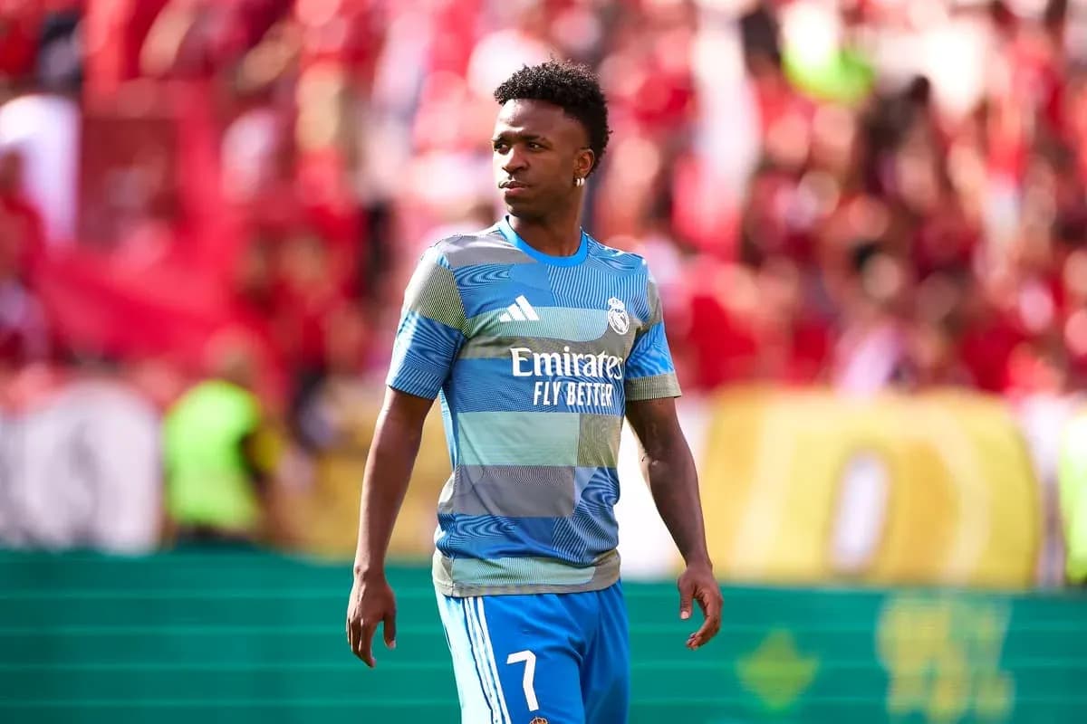Futbolchi Real Madrid formasida maydonda yurmoqda Futbolchi Real Madrid formasida maydonda yurmoqda