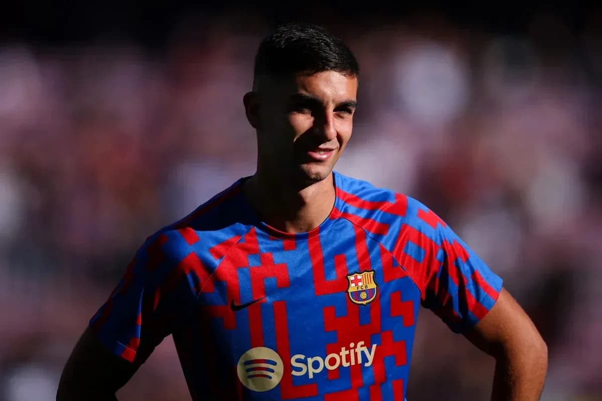 Futbolchi Barcelona formasida kulgili pozada Futbolchi Barcelona formasida kulgili pozada