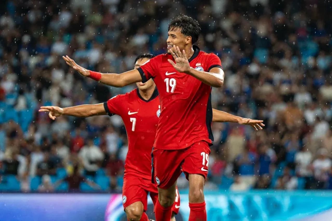 Futbolchi raqiblariga qarshi nishonlayotgan Futbolchi raqiblariga qarshi nishonlayotgan
