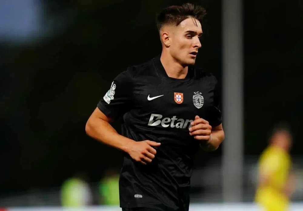 Futbolchi qora formada maydonni yurgan Futbolchi qora formada maydonni yurgan