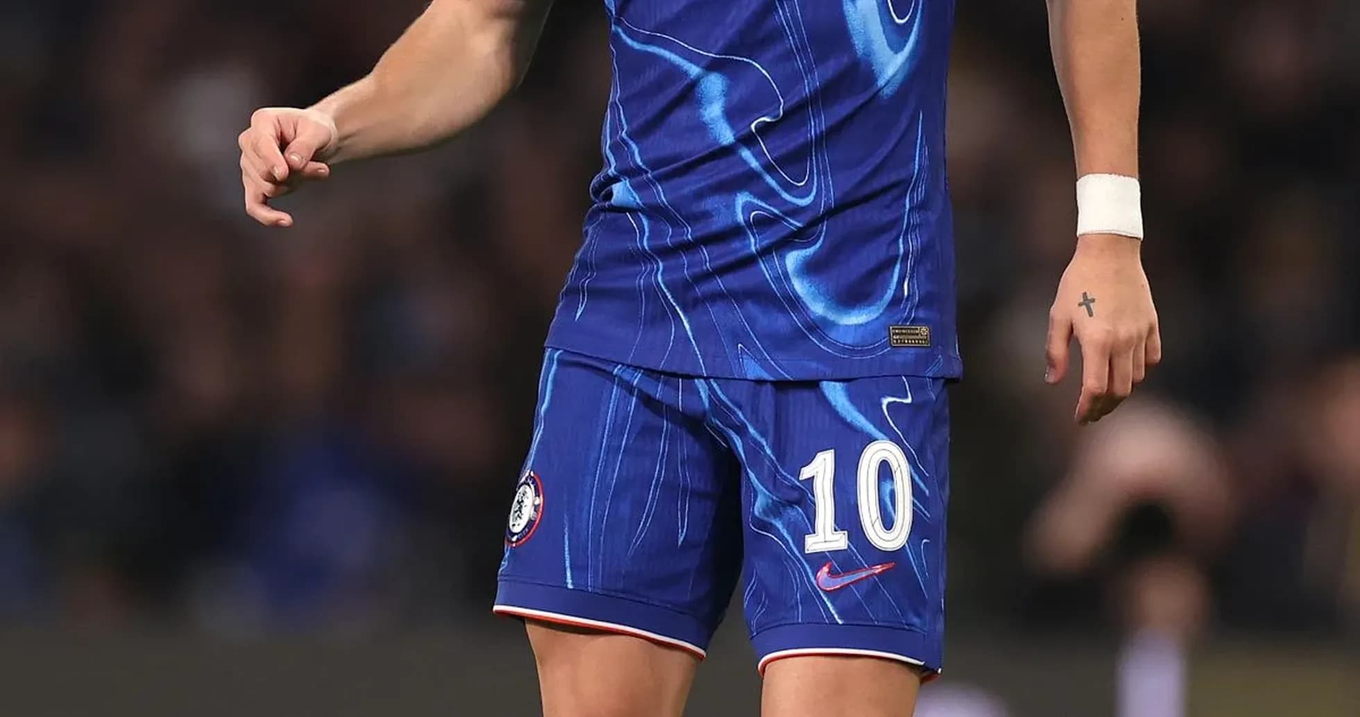 Futbolchi to'p bilan harakatda, Chelsea formasi kiygan Futbolchi to'p bilan harakatda, Chelsea formasi kiygan