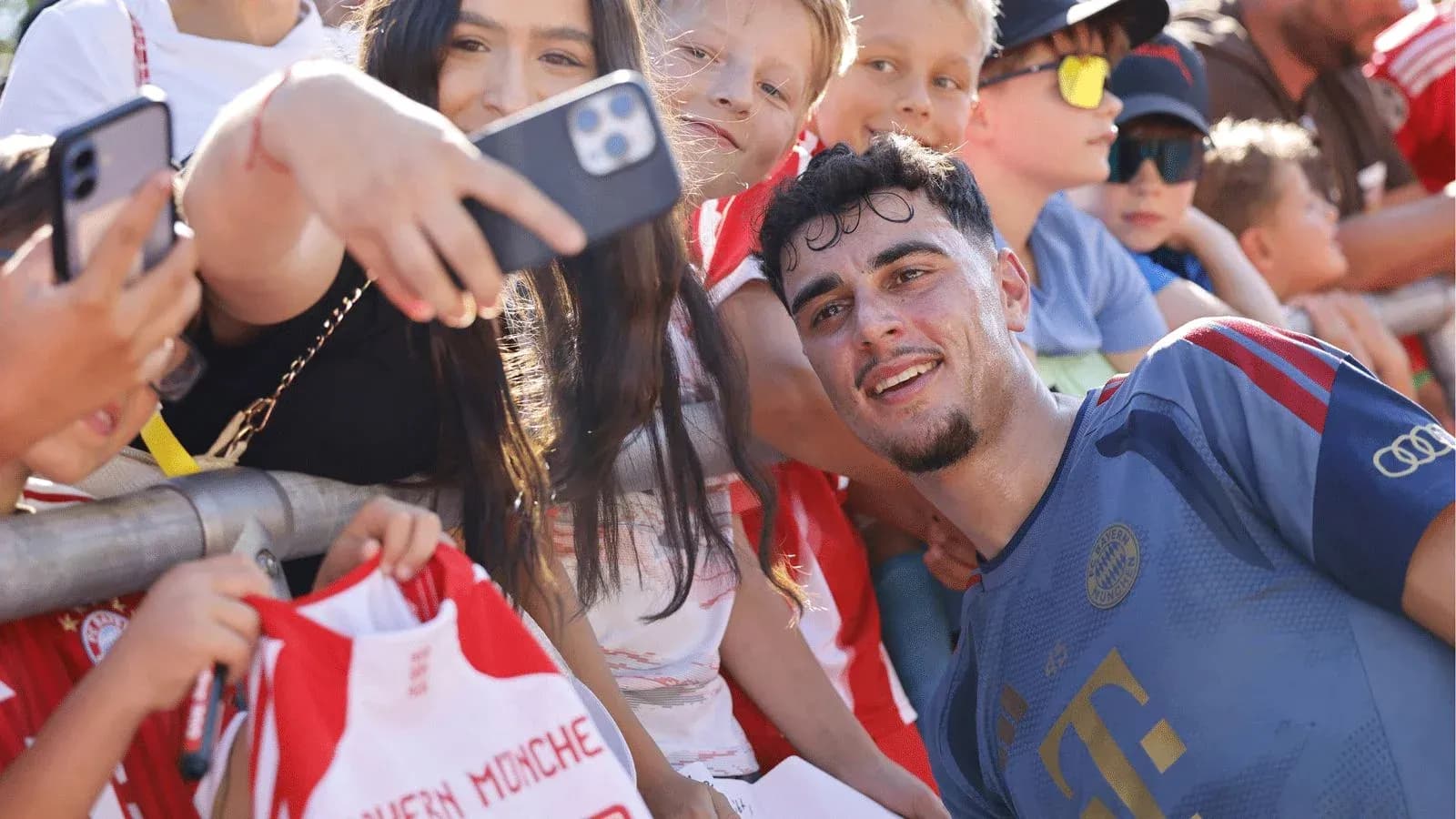 Futbolchi bolalar bilan selfie suratga olyapti Futbolchi bolalar bilan selfie suratga olyapti