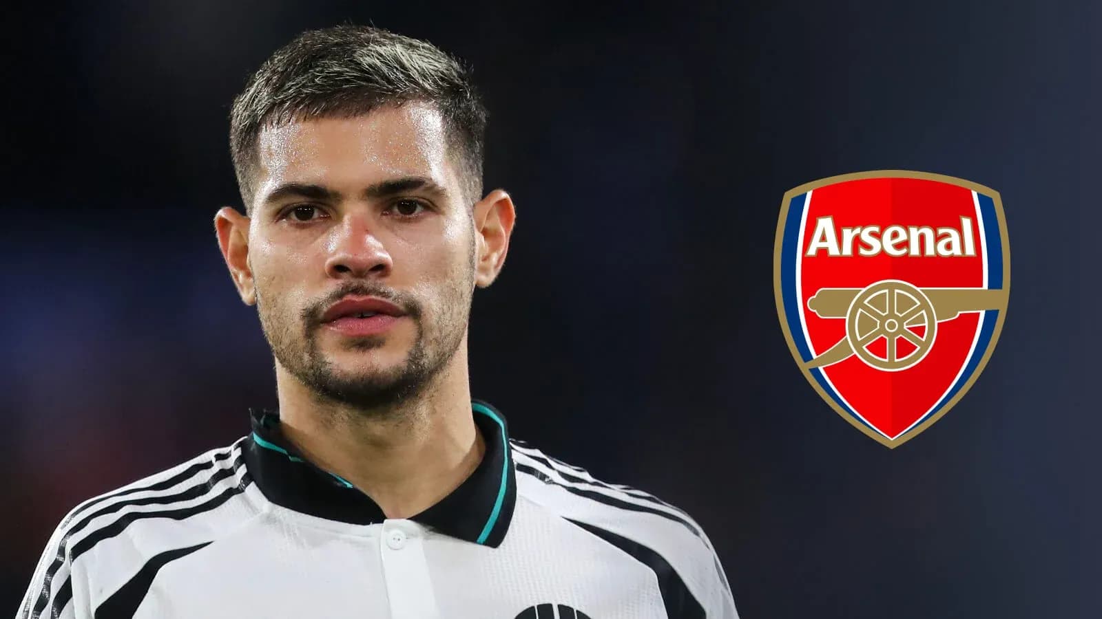 Futbolchi Arsenal logosi bilan suratda Futbolchi Arsenal logosi bilan suratda