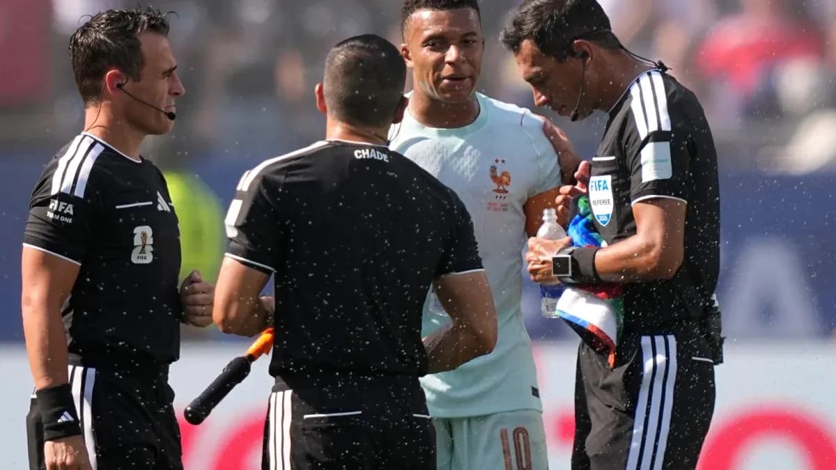 Futbolchilar va hakamlar o'rtasida muloqot Futbolchilar va hakamlar o'rtasida muloqot