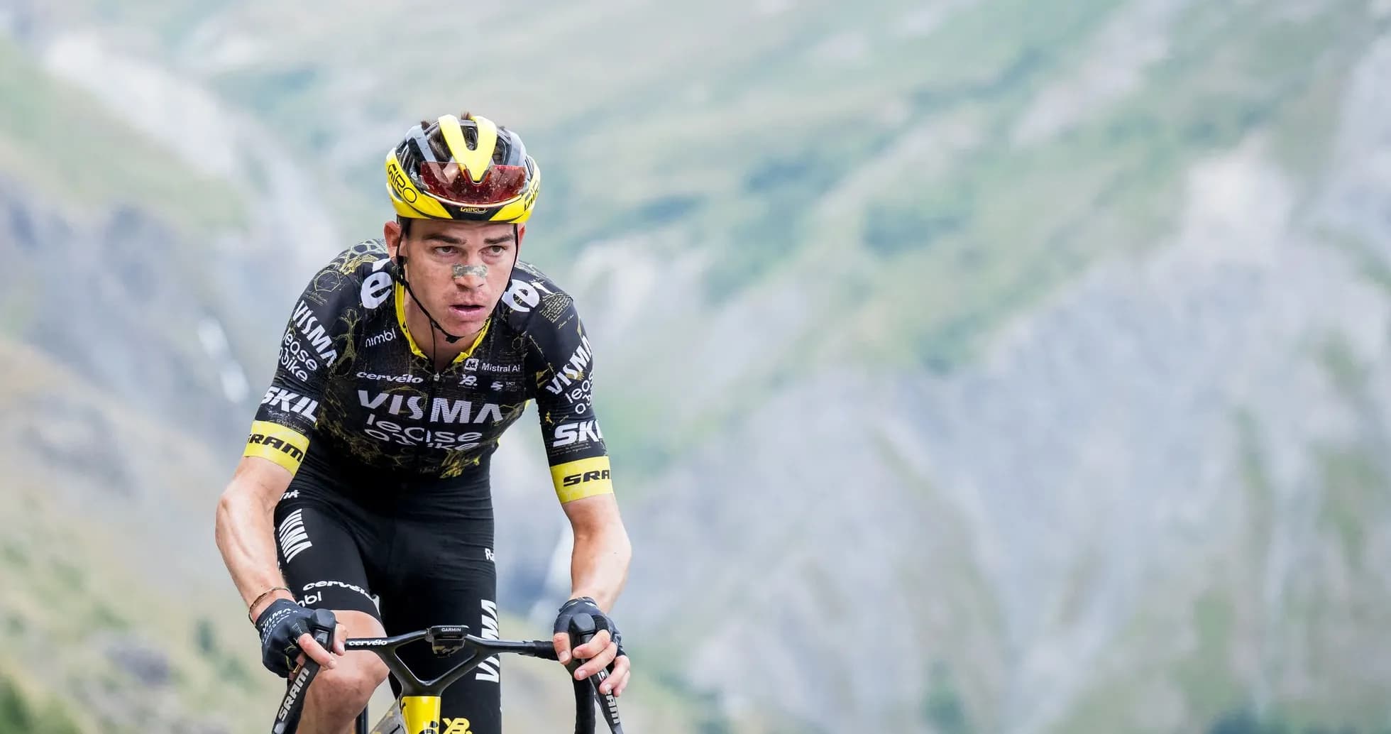 Velosipedchi tog'li yo'lda pedal bosmoqda Velosipedchi tog'li yo'lda pedal bosmoqda