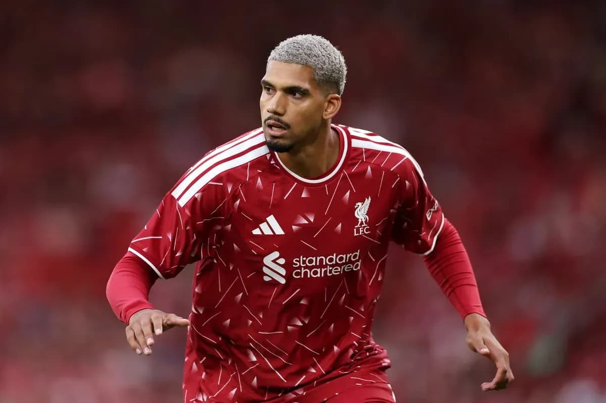 Futbolchi LFC formasi bilan harakatlanmoqda Futbolchi LFC formasi bilan harakatlanmoqda