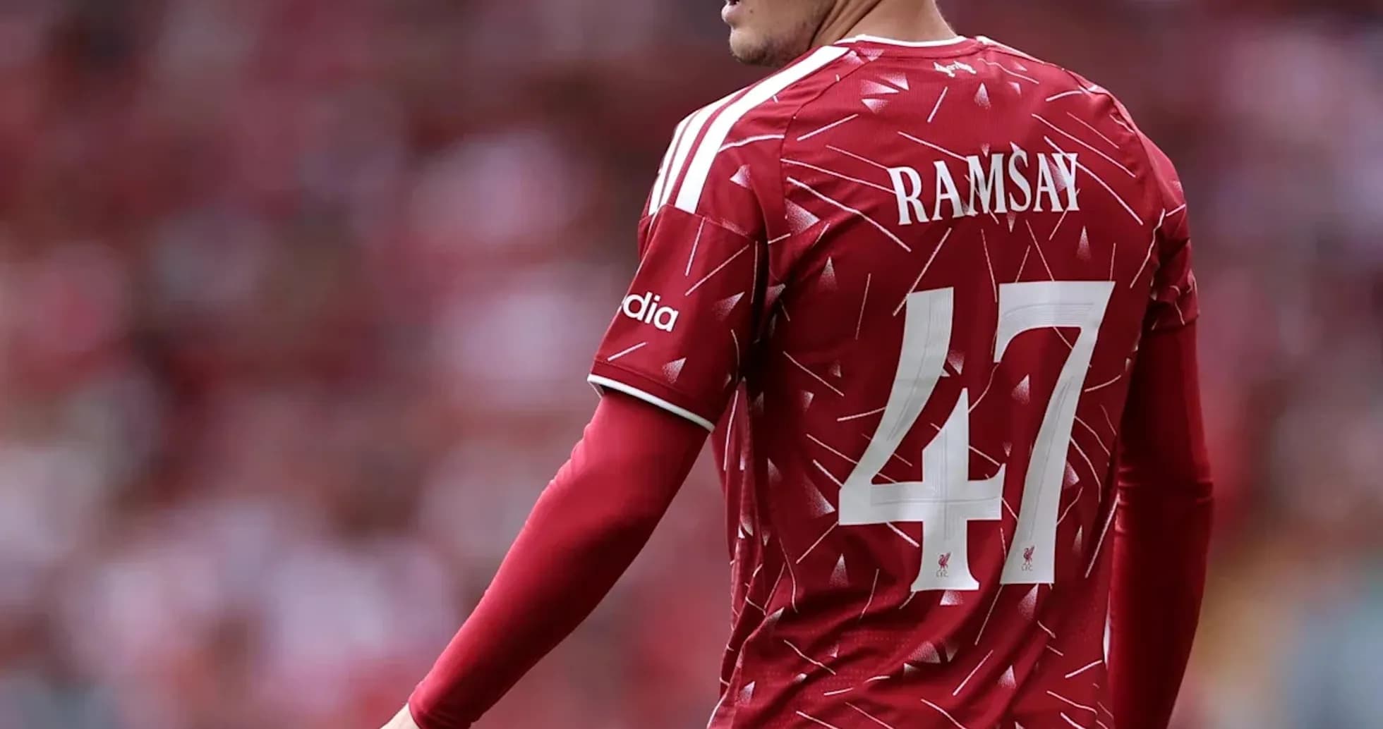 Futbolchi 47-raqamli formada maydonda Futbolchi 47-raqamli formada maydonda