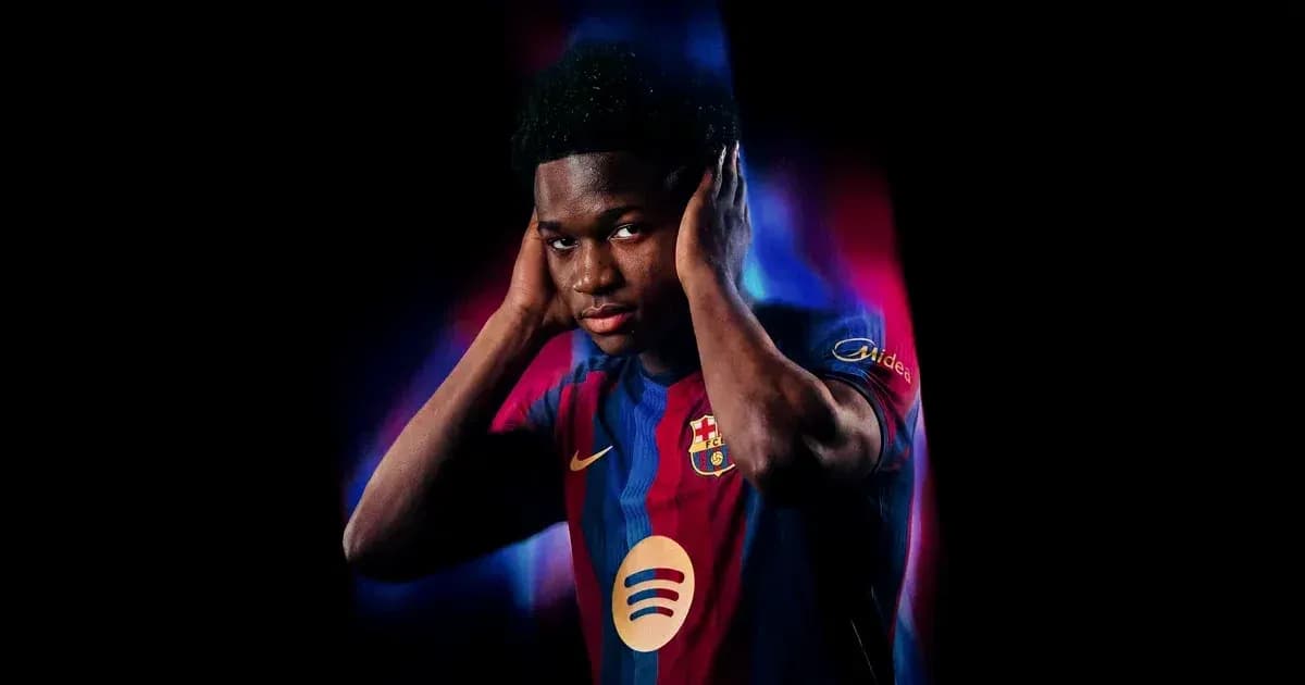 Futbolchi Barcelona formasi bilan poz berayotgan Futbolchi Barcelona formasi bilan poz berayotgan
