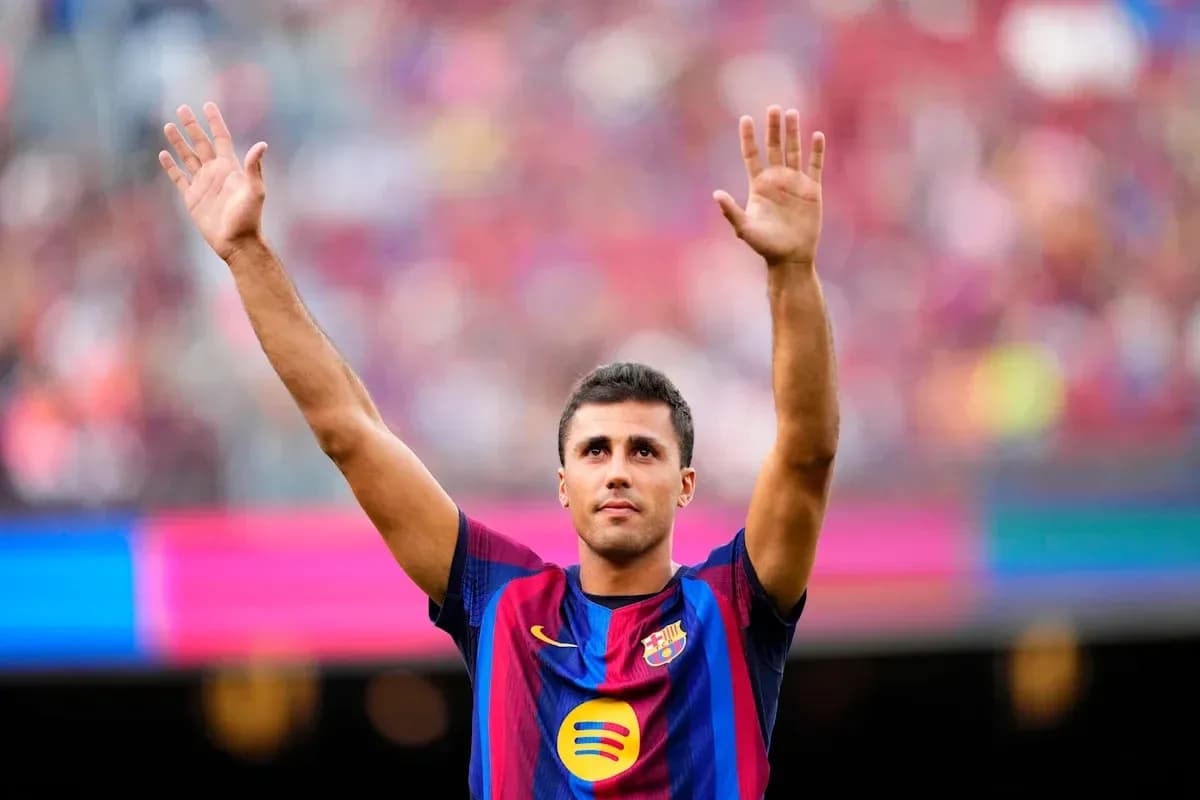 Futbolchi Barcelona formasida qo'llarini ko'tarib turibdi Futbolchi Barcelona formasida qo'llarini ko'tarib turibdi