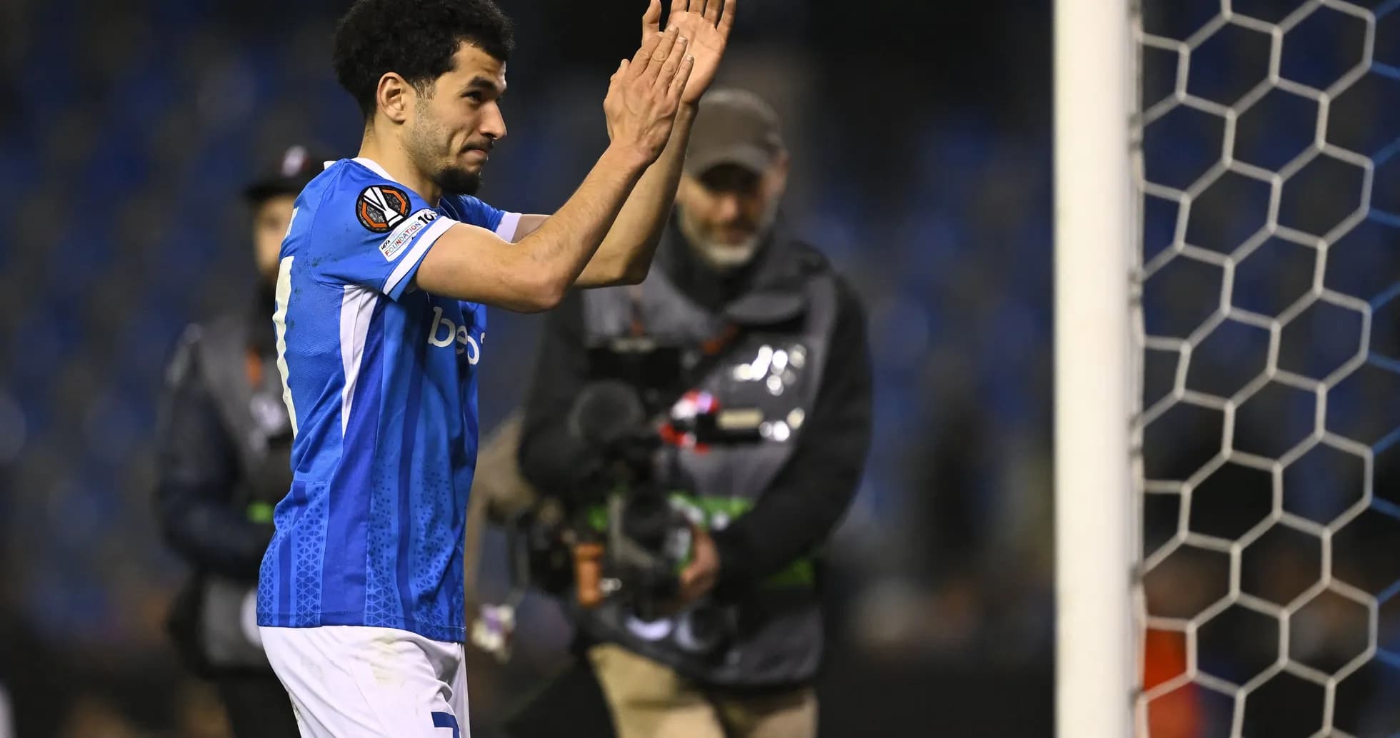 Futbolchi maydonni tark etayotganida qo'lini ko'taradi Futbolchi maydonni tark etayotganida qo'lini ko'taradi