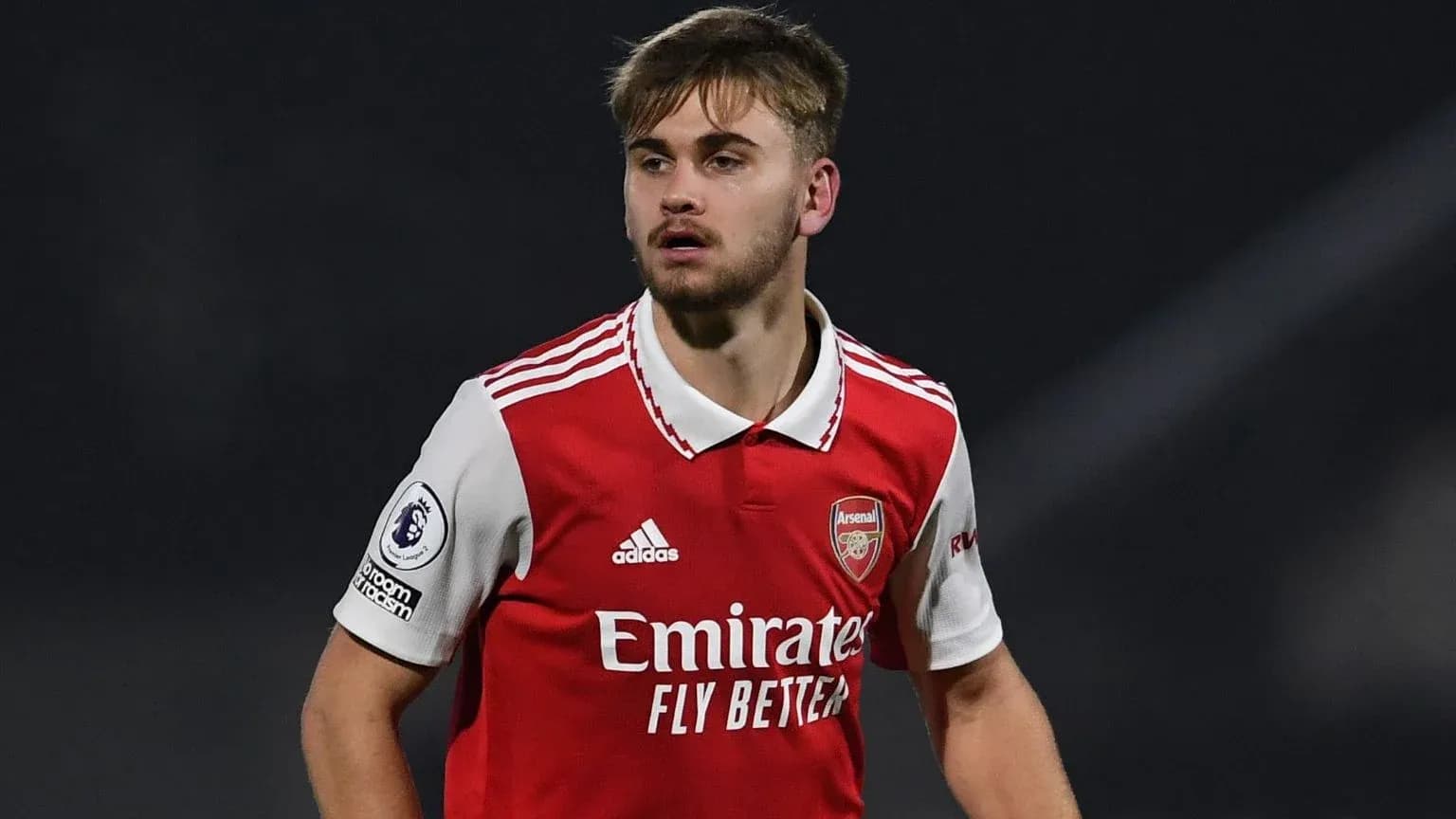 Futbolchi Arsenal formasida maydonda harakatda Futbolchi Arsenal formasida maydonda harakatda