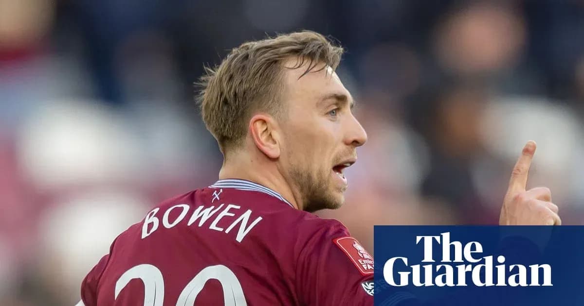 Futbolchi Bowen o'yin davomida ko'rsatma berayapti Futbolchi Bowen o'yin davomida ko'rsatma berayapti