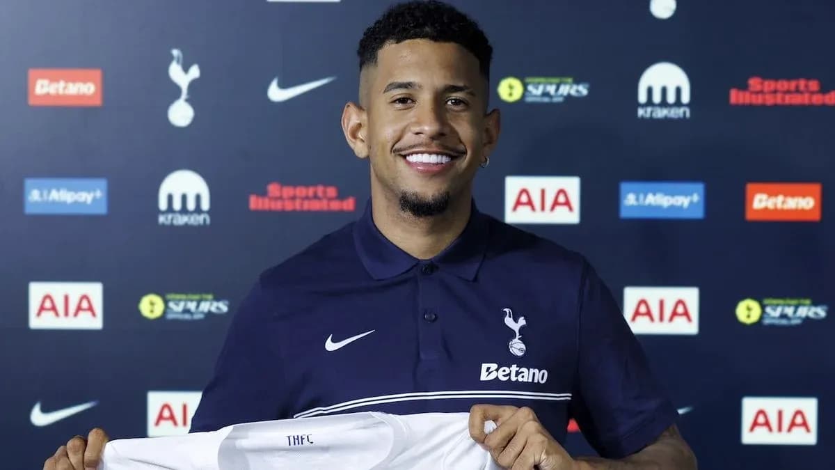Futbolchi yangi forma bilan to'plangan Futbolchi yangi forma bilan to'plangan