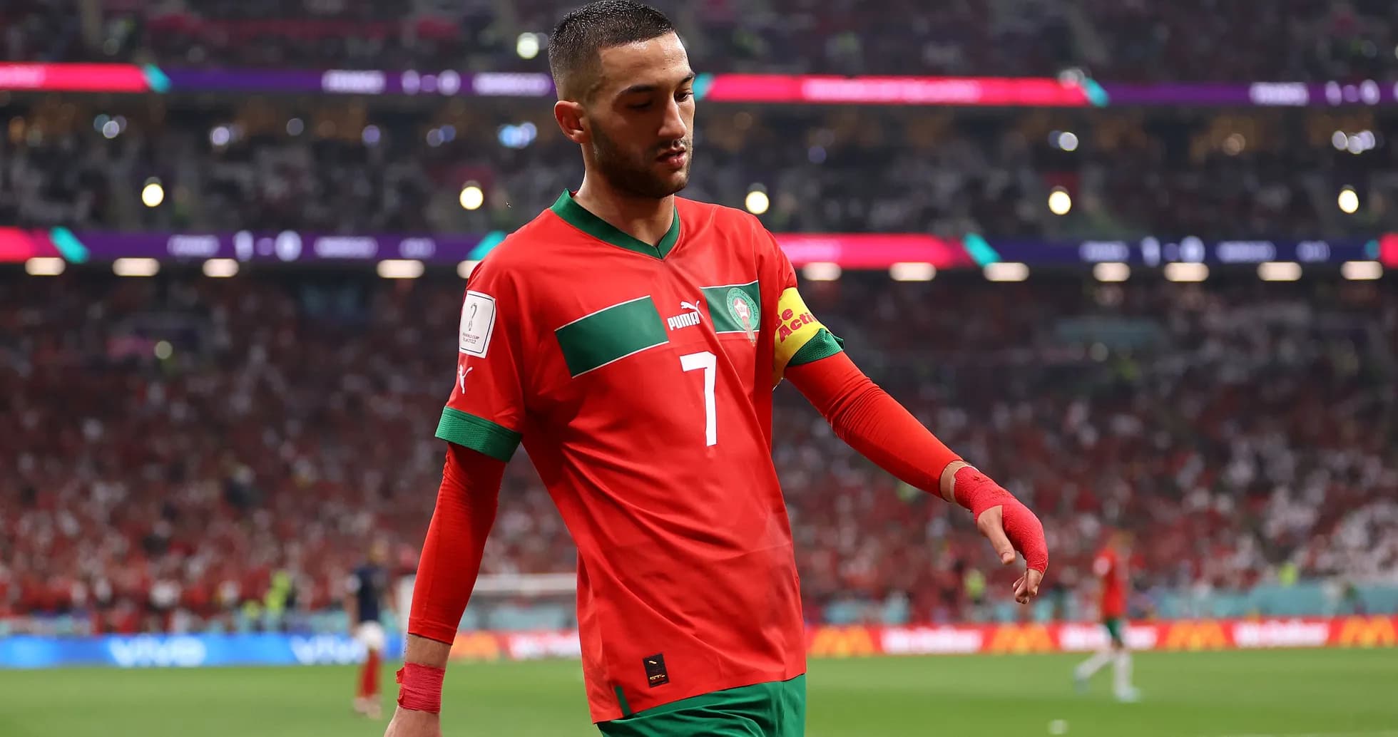 Futbolchi Hakim Ziyech maydonda, marokash futbol formasida Futbolchi Hakim Ziyech maydonda, marokash futbol formasida