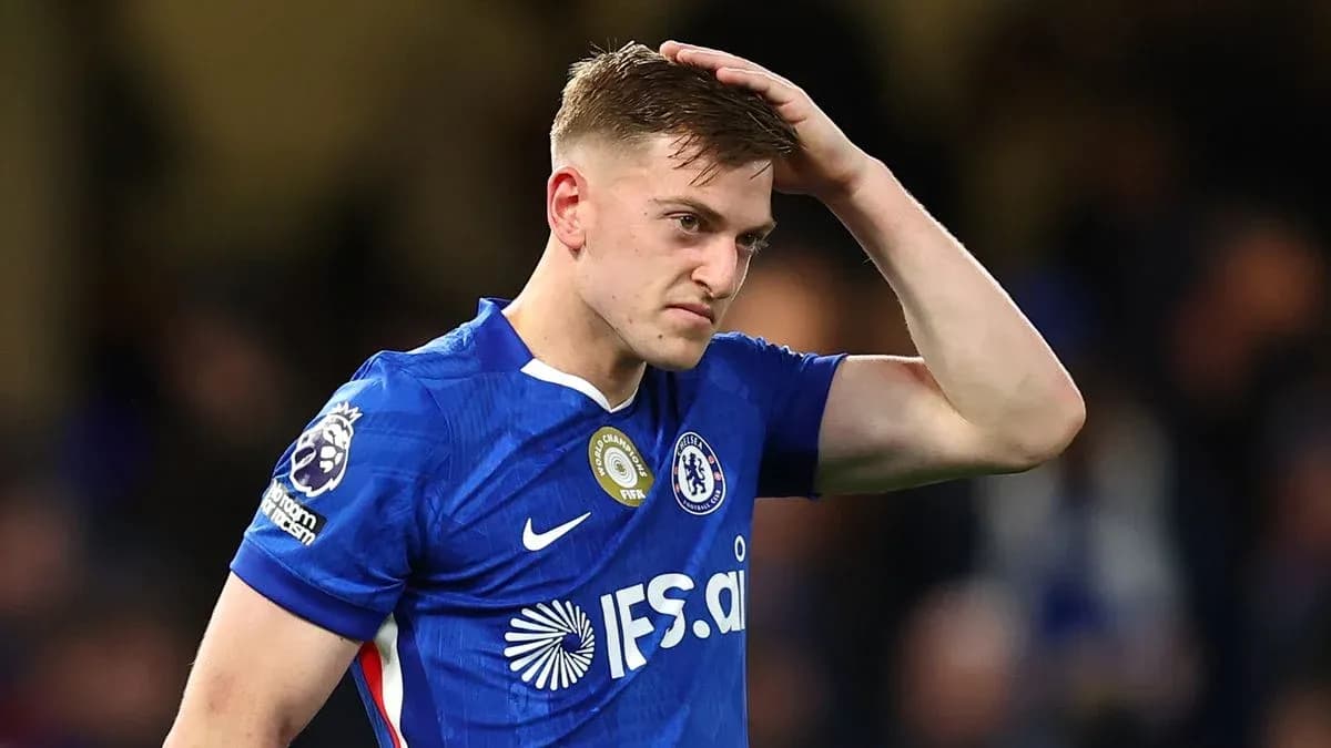 Futbolchi Chelsea formasi bilan maydonda turibdi Futbolchi Chelsea formasi bilan maydonda turibdi