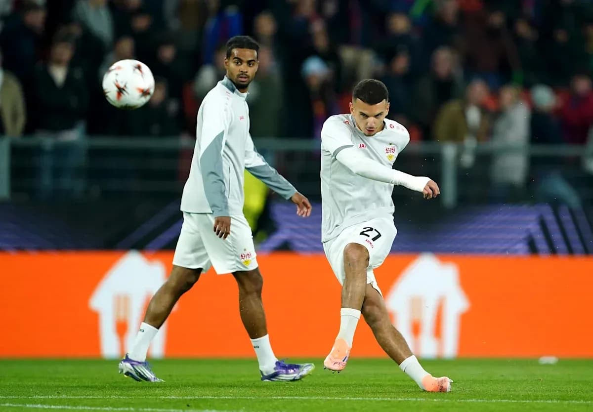 O'yin oldidan mashg'ulotda futbolchilar to'p tepmoqda O'yin oldidan mashg'ulotda futbolchilar to'p tepmoqda
